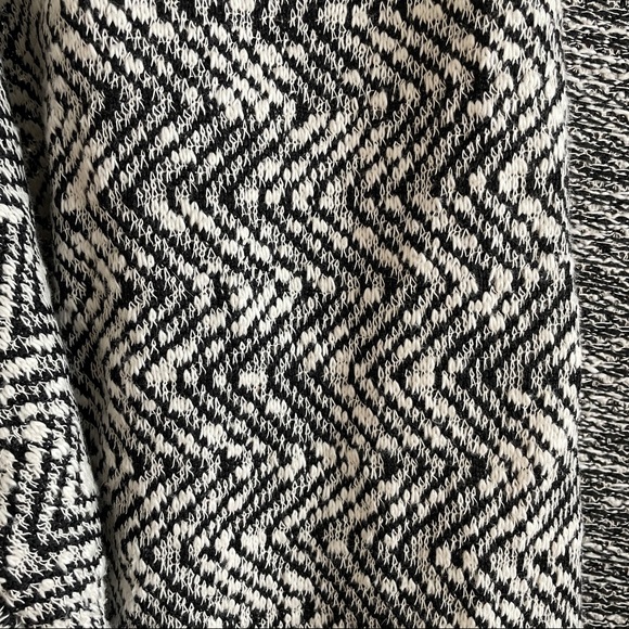 Black and white knit sweater - Picture 3 of 3